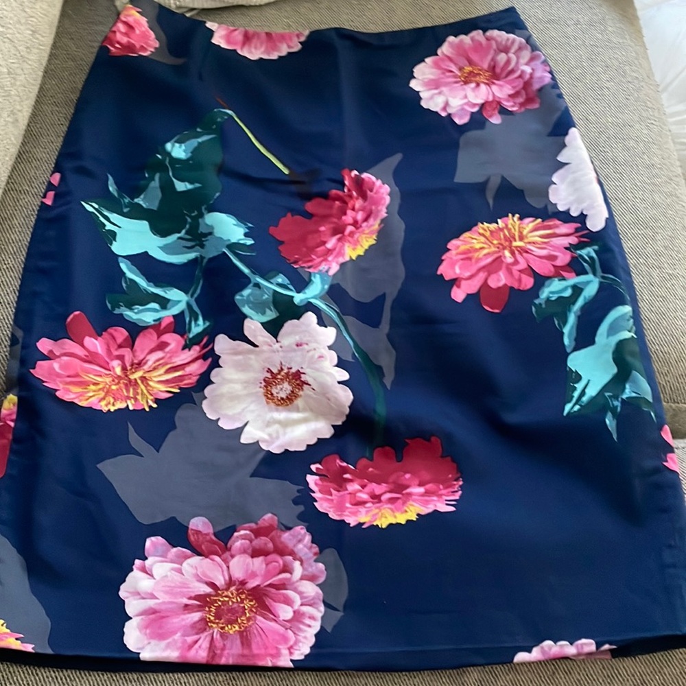 Banana Republic Navy floral pencil skirt. Lightly worn. Size 12.